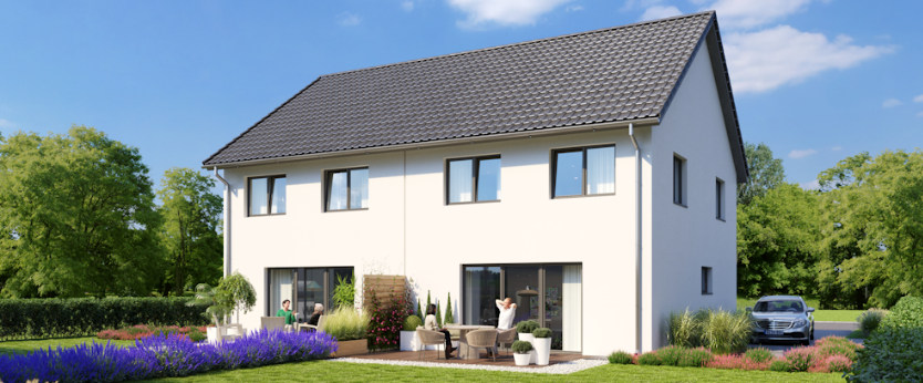 Außenansicht des Doppelhaus-Neubaus in Holtdorf. Zu sehen sind zwei Gartenterrassen, die durch einen teilweise bepflanzten Sichtschutz voneinander getrennt werden.