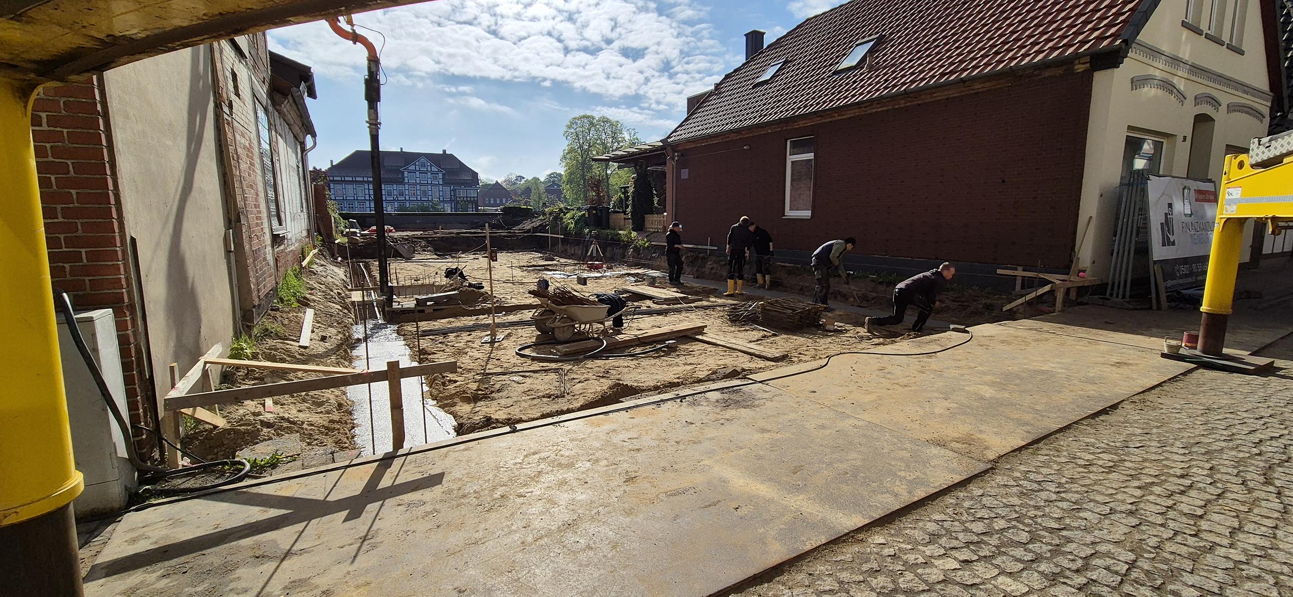 Bauprojekt in Hoya. Mitarbeiter bereiten die Baugrube für das Gießen des Fundaments vor.
